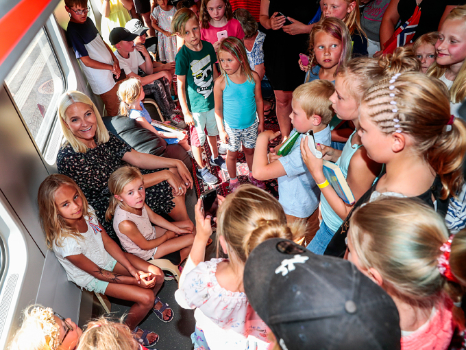 En bibliotekvogn full av barn på Marnardal stasjon :)  Foto: Lise Åserud / NTB scanpix